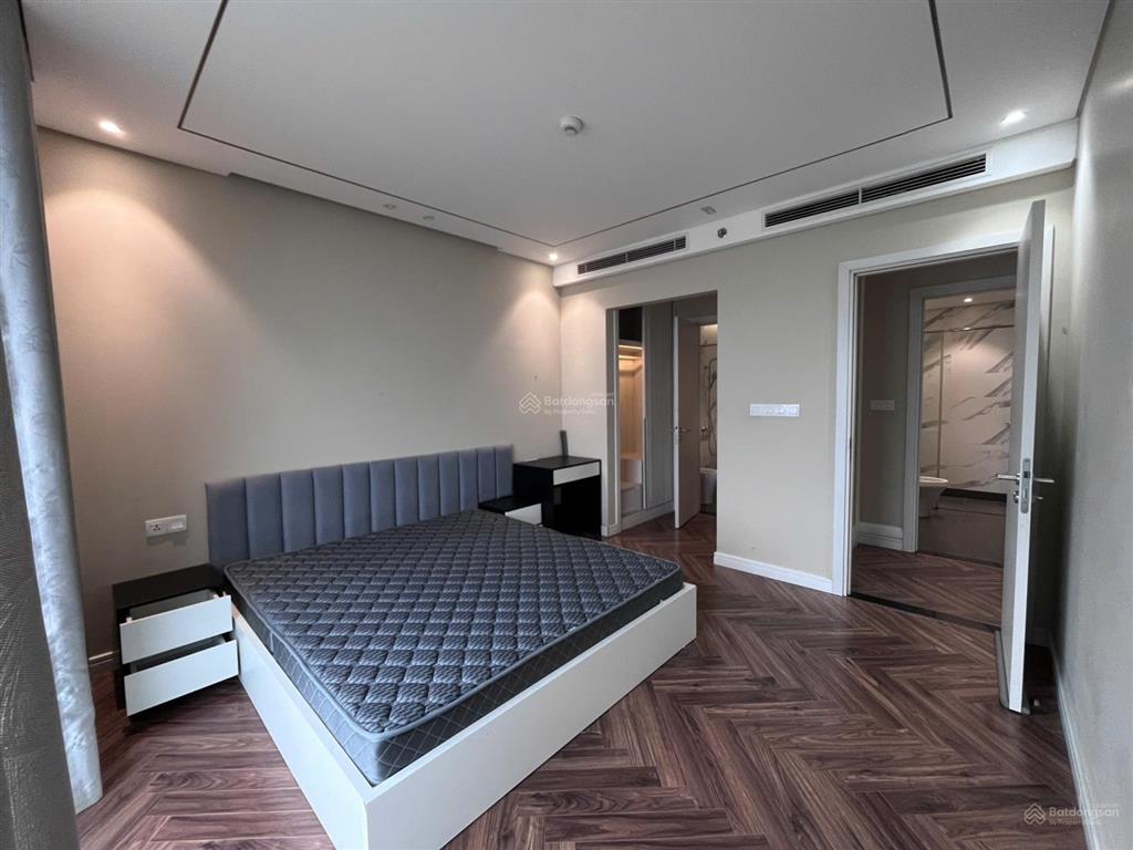 Chính chủ cần bán gấp căn hộ 94m2 2n2wc full đồ đẹp ở tòa king palace 108 nguyễn trãi