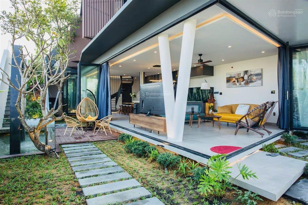 Cắt lỗ bt3t 5pn+penthouse full ntcc 255m2 mt10 view hồ kđt fpt sát biển đường rộng 8m lề 5m sẵn50tr