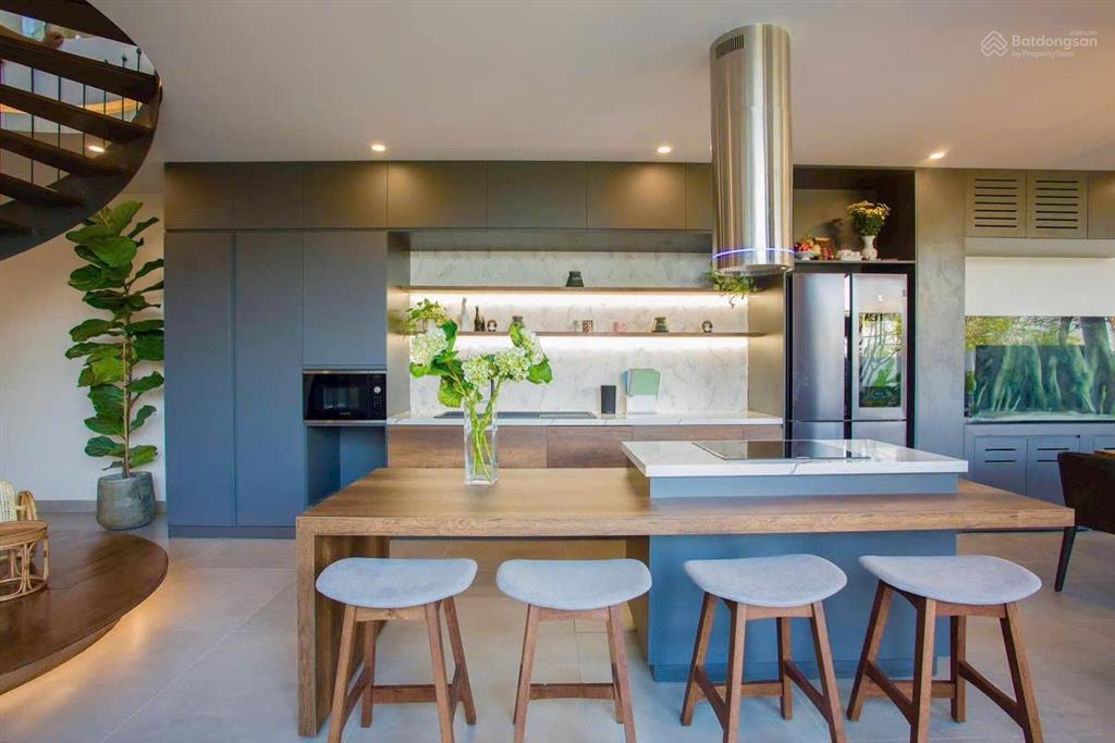 Cắt lỗ bt3t 5pn+penthouse full ntcc 255m2 mt10 view hồ kđt fpt sát biển đường rộng 8m lề 5m sẵn50tr