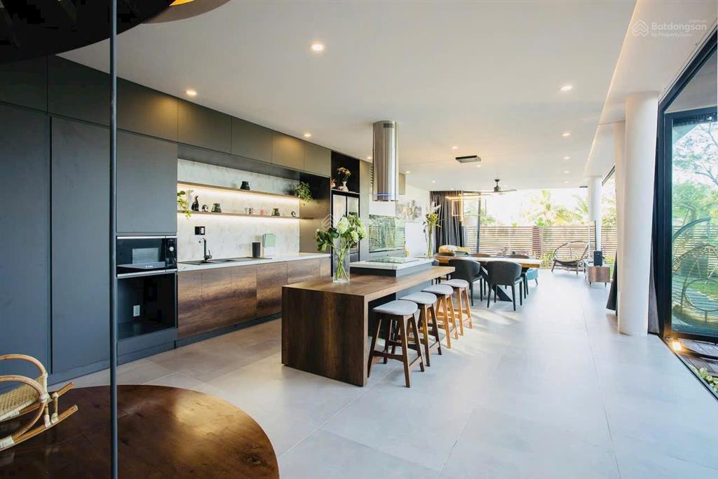 Cắt lỗ bt3t 5pn+penthouse full ntcc 255m2 mt10 view hồ kđt fpt sát biển đường rộng 8m lề 5m sẵn50tr