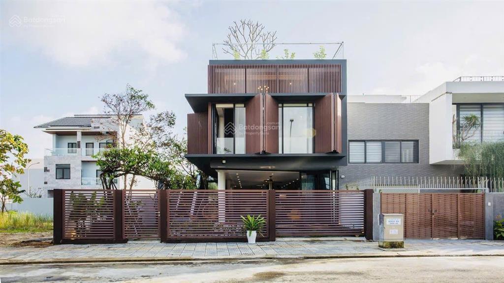 Cắt lỗ bt3t 5pn+penthouse full ntcc 255m2 mt10 view hồ kđt fpt sát biển đường rộng 8m lề 5m sẵn50tr