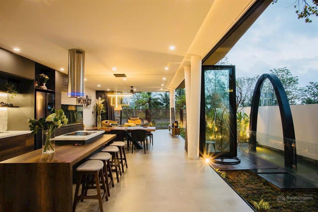 Cắt lỗ bt3t 5pn+penthouse full ntcc 255m2 mt10 view hồ kđt fpt sát biển đường rộng 8m lề 5m sẵn50tr