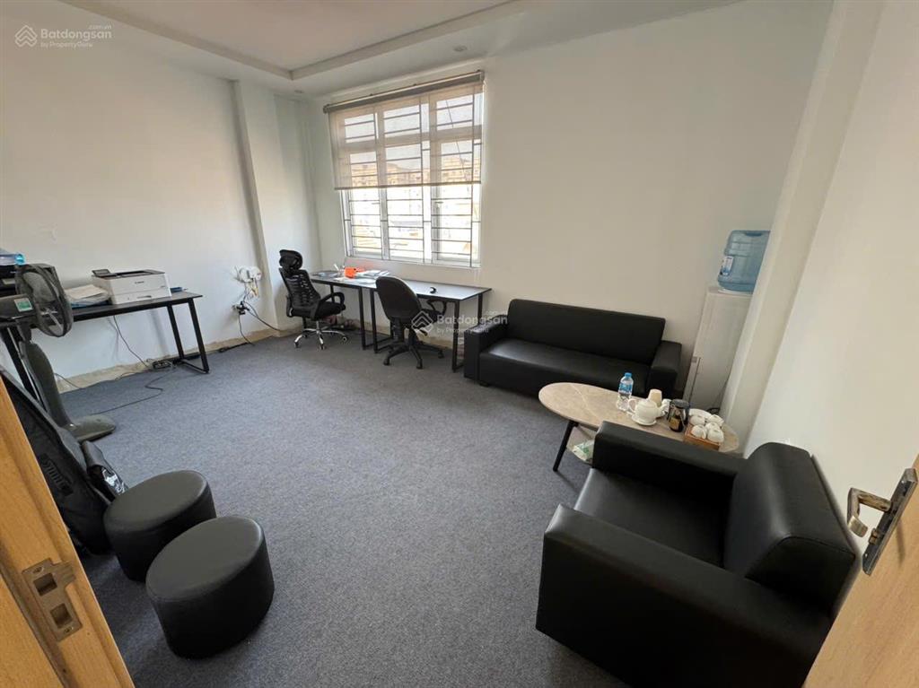 Cho thuê văn phòng yên hòa, cầu giấy 25m² có thang máy điều hòa 4tr/tháng.  0586 912 ***