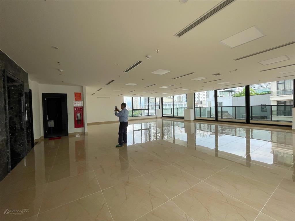 Cho thuê tòa nhà mặt phố lô góc trần thái tông, dịch vọng hậu, cầu giấy 280m2 x 7 tầng 1 hầm
