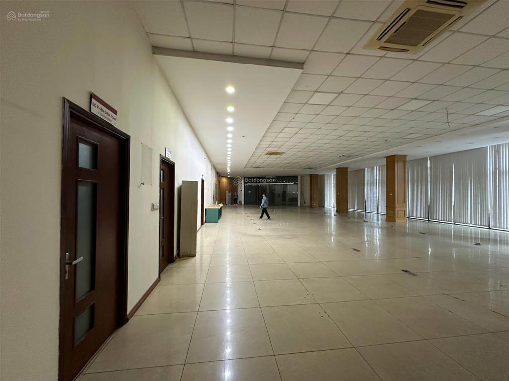 Cho thuê mặt bằng kinh doanh lô góc mặt phố 447 lạc long quân 500m mặt tiền 50m