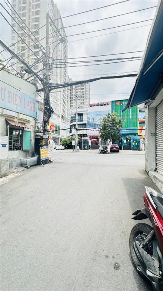 Chdv 3 tầng gồm 7 phòng đang khai thác dòng tiền 25tr/ th, ngang 7m hxh tới cửa sát mt đặng văn bi