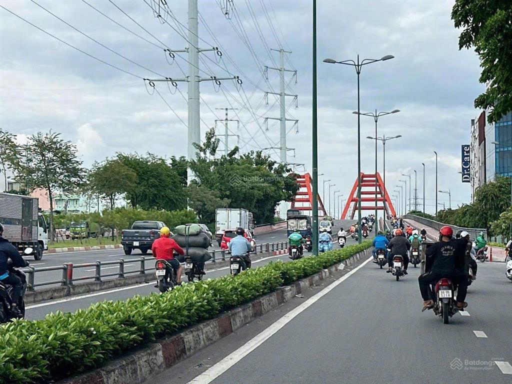 Nhà mtkd 5 lầu ngang 5.5m 176m2 ngay vincom nguyễn xí bình thạnh kd dòng tiền 34.9 tỷ. 0902 675 ***