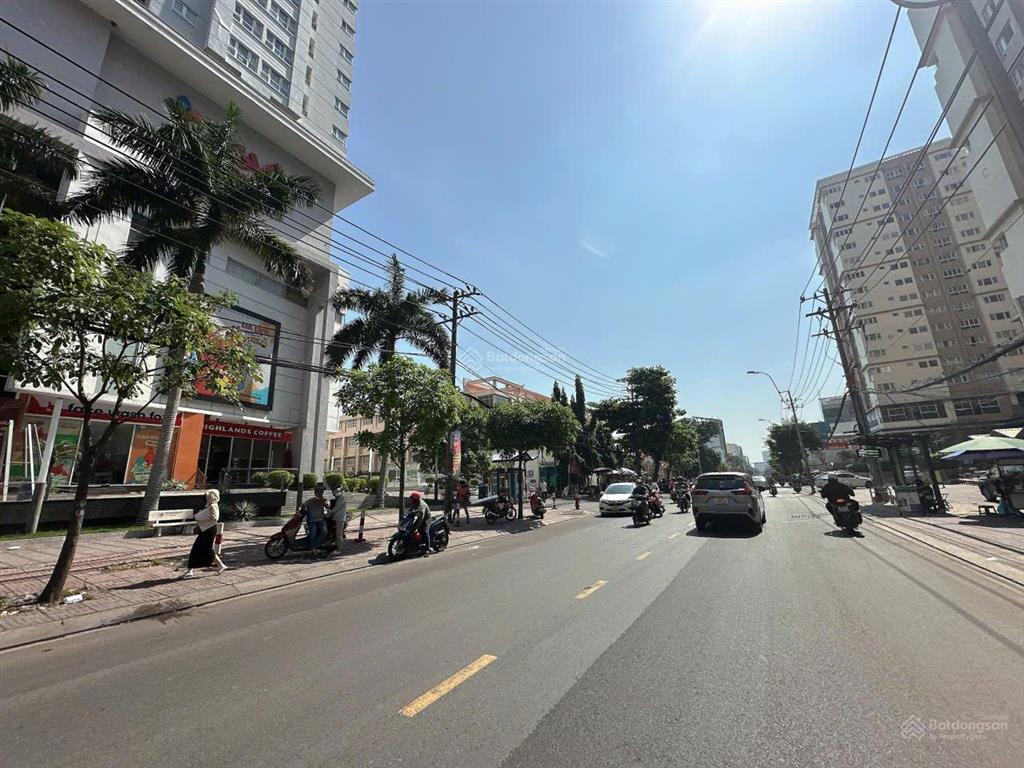 Nhà mtkd 5 lầu ngang 5.5m 176m2 ngay vincom nguyễn xí bình thạnh kd dòng tiền 34.9 tỷ. 0902 675 ***