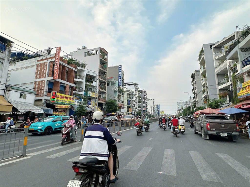 Nhà mtkd 5 lầu ngang 5.5m 176m2 ngay vincom nguyễn xí bình thạnh kd dòng tiền 34.9 tỷ. 0902 675 ***