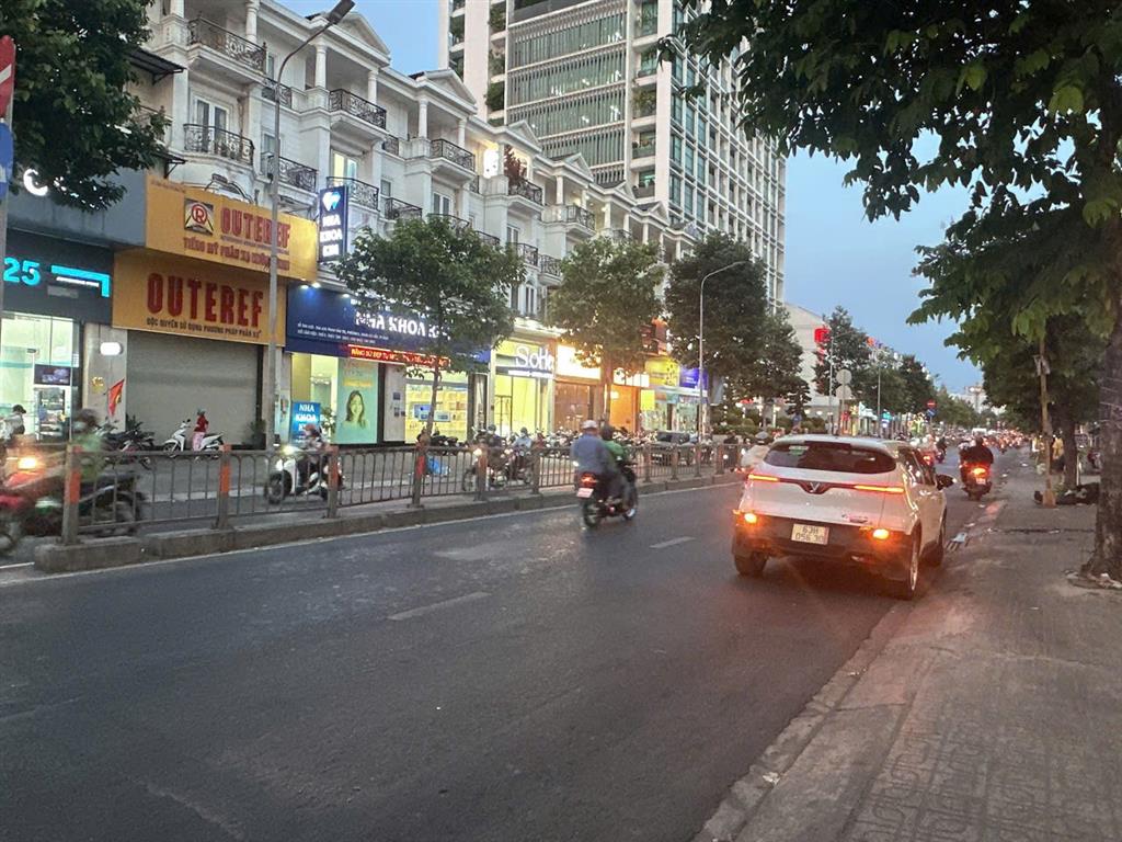 Bán Khách sạn ngay Emart Phan Văn Trị 5 lầu 13P DTS 255m2 khai thác 100tr chỉ 13.9 tỷ.