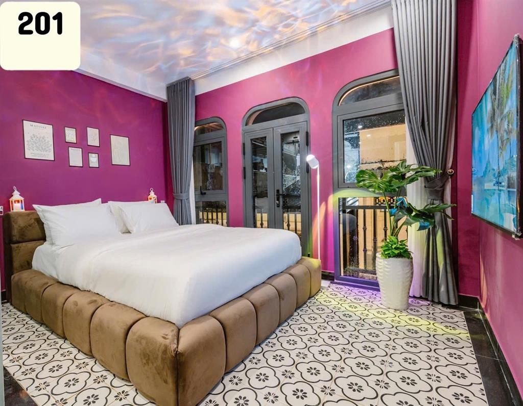 Bán Khách sạn ngay Emart Phan Văn Trị 5 lầu 13P DTS 255m2 khai thác 100tr chỉ 13.9 tỷ.