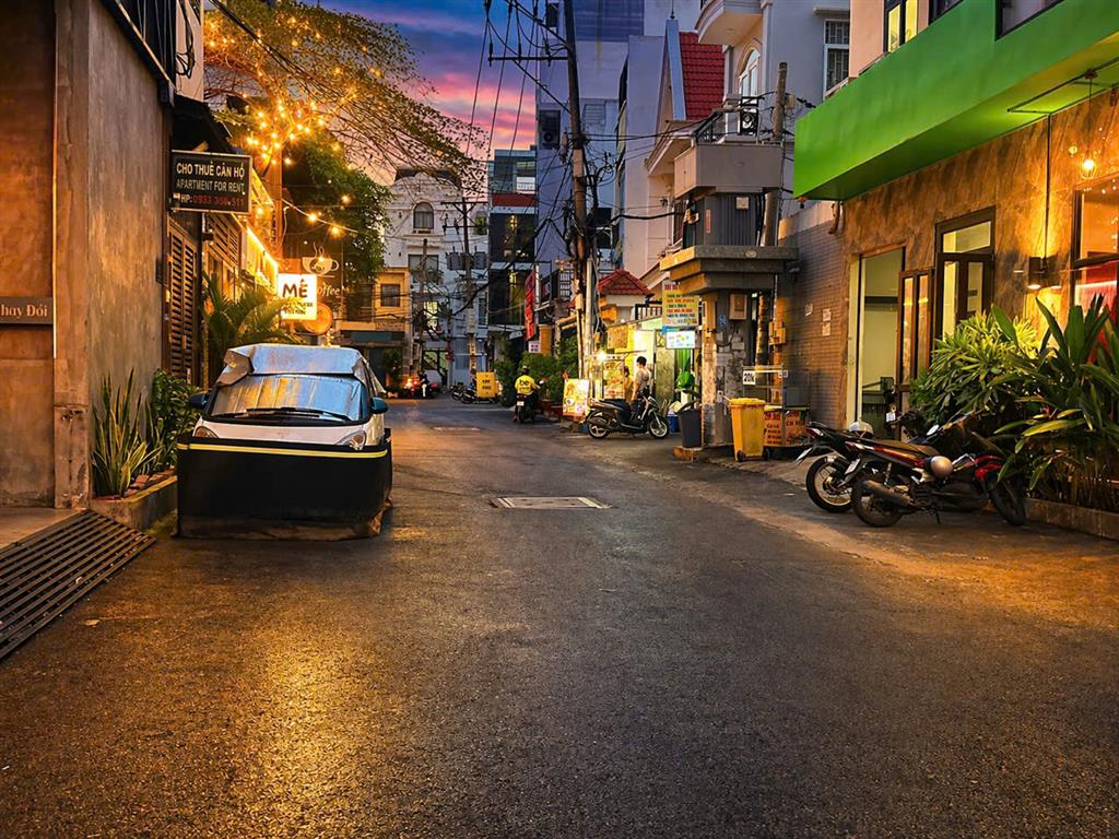 Bán Khách sạn ngay Emart Phan Văn Trị 5 lầu 13P DTS 255m2 khai thác 100tr chỉ 13.9 tỷ.