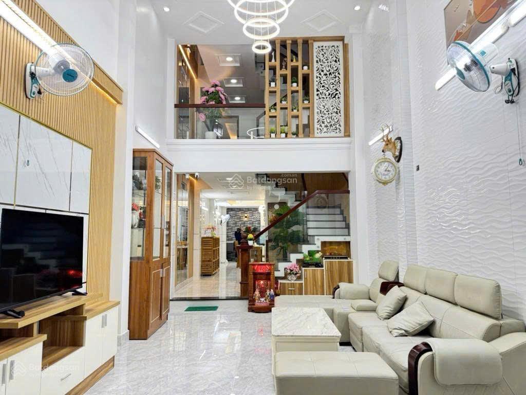 Ngộp bank chỉ 10 tỷ xíu có nhà 5 tầng hxh 1 trục quang trung 88m² có t.máy gần emart 2. 0902 675 ***