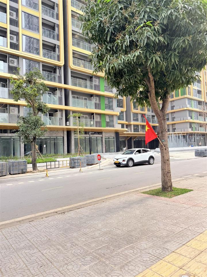 Bán 2 ngủ 2 vs + 1  76 m2  6,9 tỷ  tầng thoáng  chỉ 90 tr/ m2  lumiere evergreen  0914 333 ***