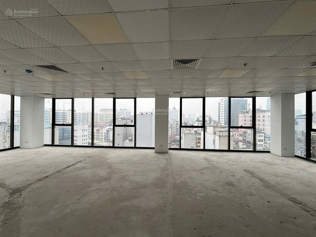 Hiện tại trống một sàn rộng 360m2  giá rất hợp lý so với khu láng hạ  phố tài chính của vn