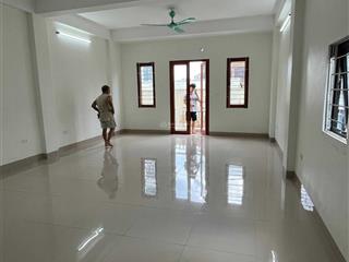 Cho thuê văn phòng mỗ lao, diện tích 50m2/tầng, sàn thông sạch đẹp