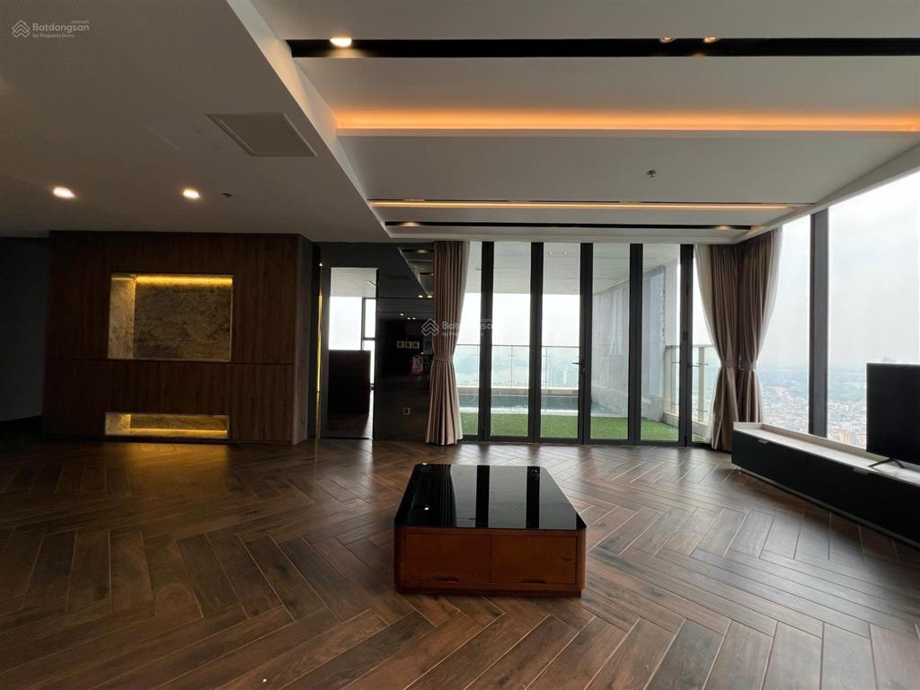 Cho thuê căn penthouses 280m2, view hồ tây, tòa m1 vinhomes metropolis.  0936 363 *** a/nam