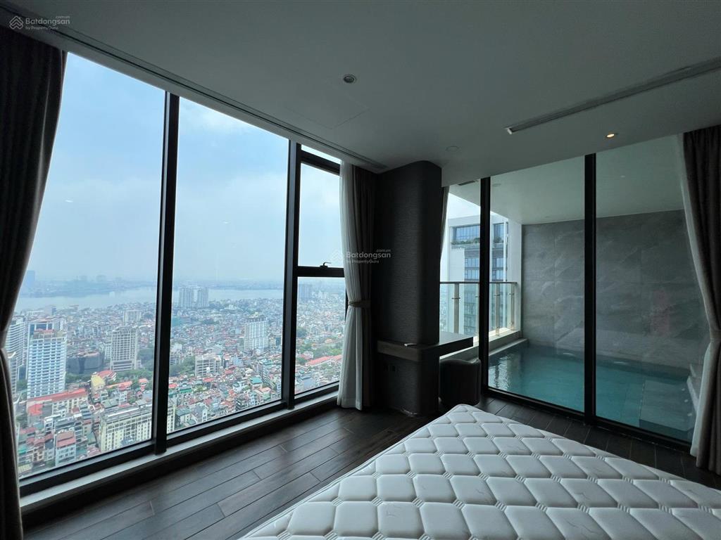 Cho thuê căn penthouses 280m2, view hồ tây, tòa m1 vinhomes metropolis.  0936 363 *** a/nam