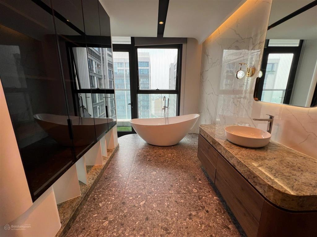 Cho thuê căn penthouses 280m2, view hồ tây, tòa m1 vinhomes metropolis.  0936 363 *** a/nam