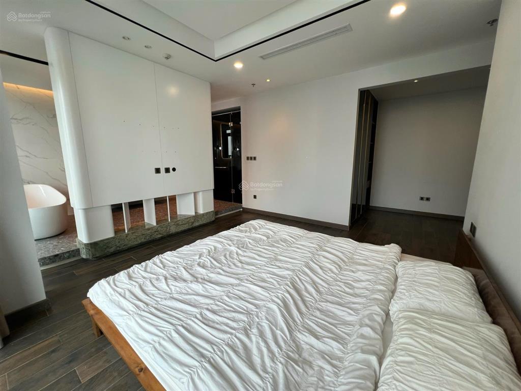 Cho thuê căn penthouses 280m2, view hồ tây, tòa m1 vinhomes metropolis.  0936 363 *** a/nam