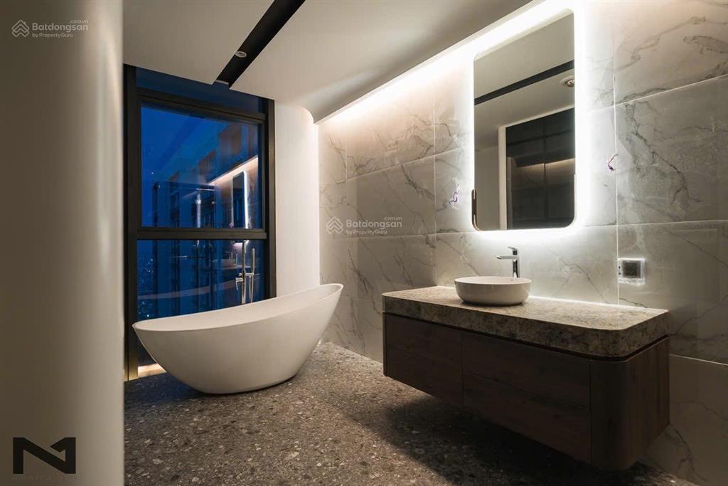 Cho thuê căn penthouses 280m2, view hồ tây, tòa m1 vinhomes metropolis.  0936 363 *** a/nam