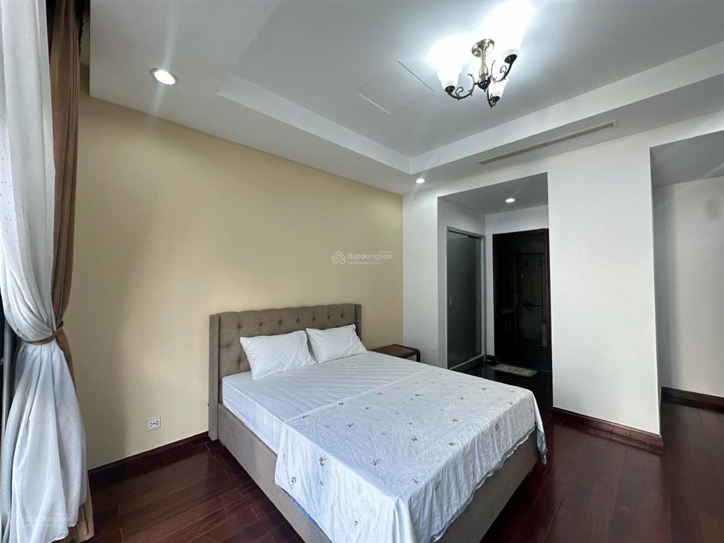 Cho thuê căn 2pn sáng, 114m2, dự án royal city.  o936363925
