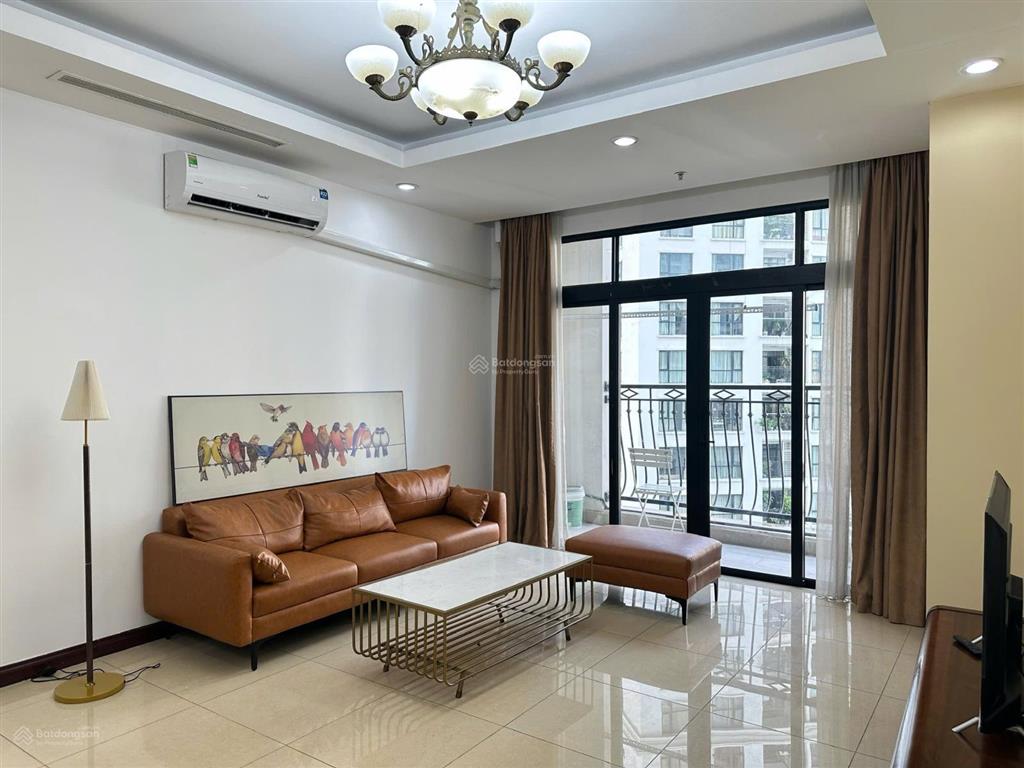 Cho thuê căn 2pn sáng, 114m2, dự án royal city.  o936363925