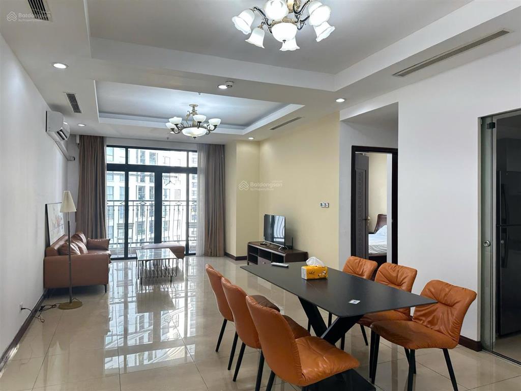 Cho thuê căn 2pn sáng, 114m2, dự án royal city.  o936363925