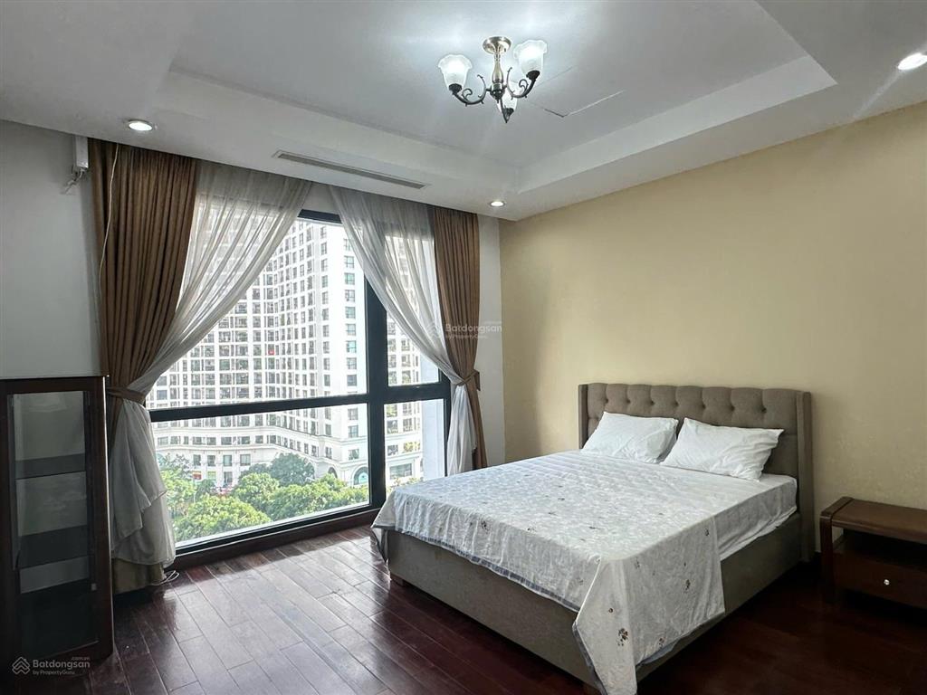 Cho thuê căn 2pn sáng, 114m2, dự án royal city.  o936363925
