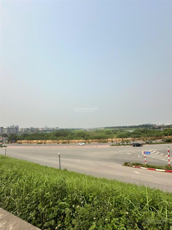 Chính chủ bán nhà mặt phố bát khốilong biên 145m2, mặt tiền 9,9m giá 18,5 tỷ.  0888 486 ***
