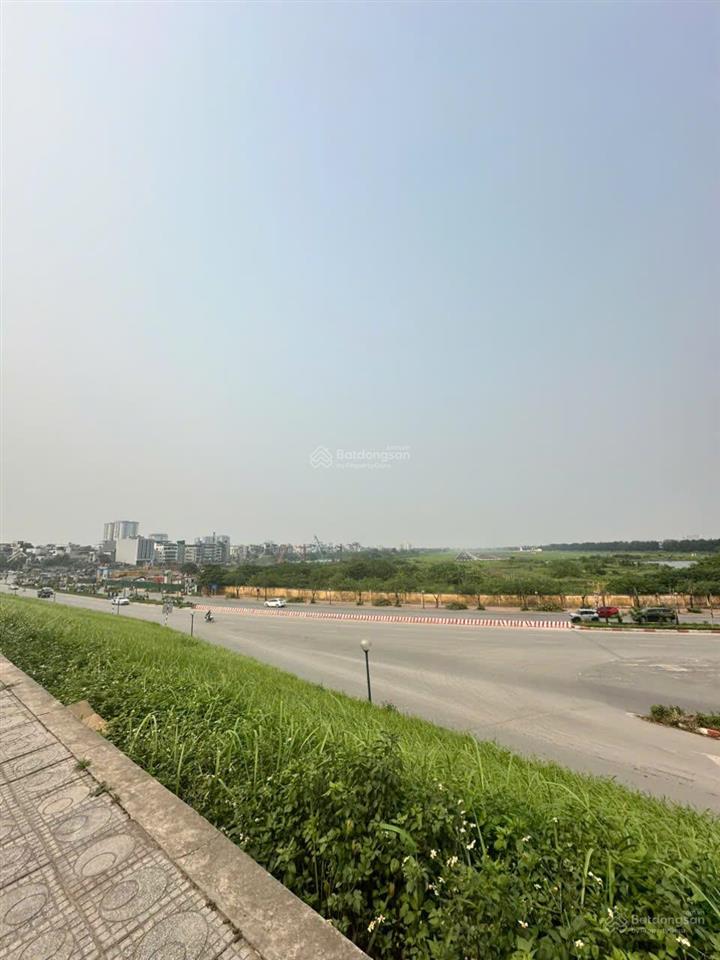 Chính chủ bán nhà mặt phố bát khốilong biên 145m2, mặt tiền 9,9m giá 18,5 tỷ.  0888 486 ***