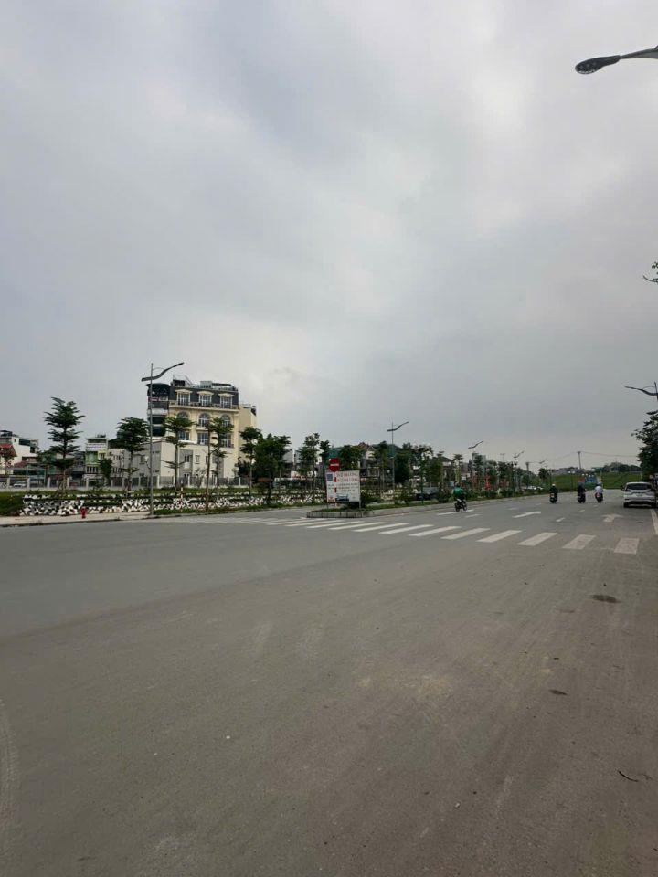 Chính chủ bán 300m2 đất mặt phố Nguyễn Gia Bồng mặt tiền 14m giá siêu tốt.LH: 0983814882.