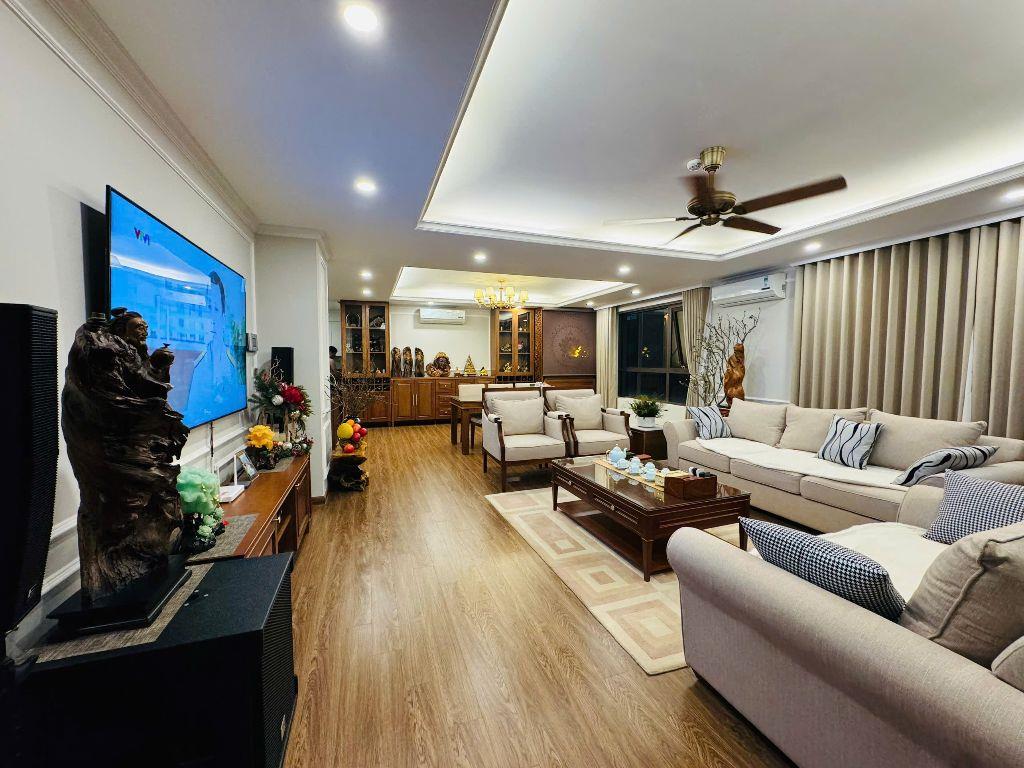 Nhà em cho thuê căn hộ 110m2, 2 phòng ngủ full giá 20tr tòa S2 Sungrand Thụy Khuê.LH 0983814882