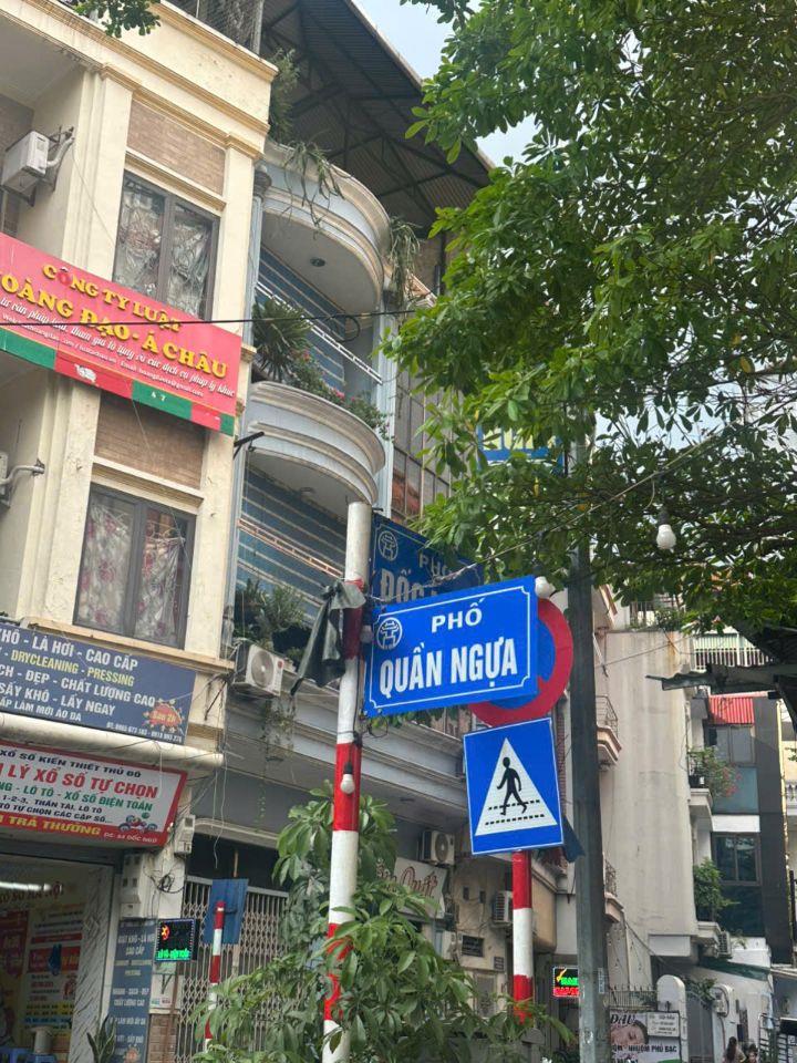 Chính chủ bán liền kề ngõ 4  phố Quần Ngựa Diện tích: 80m2x4 tầng giá tốt.LH 0888486262.