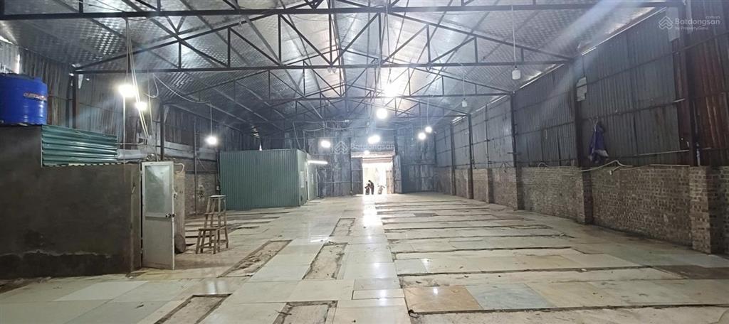 Cho thuê kho hữu hưng, tây mỗ. dt 450m2, mặt tiền 11m mặt đường hữu hưng. giá 38 triệu/tháng