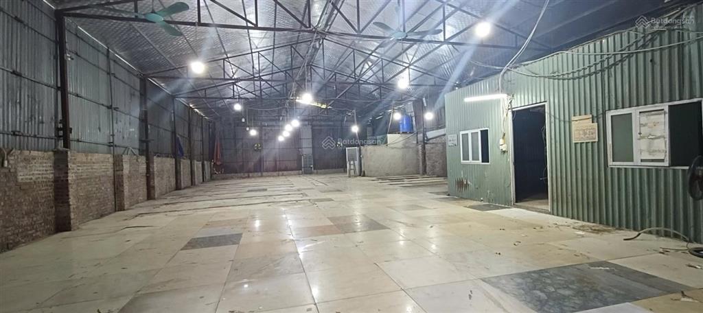 Cho thuê kho hữu hưng, tây mỗ. dt 450m2, mặt tiền 11m mặt đường hữu hưng. giá 38 triệu/tháng