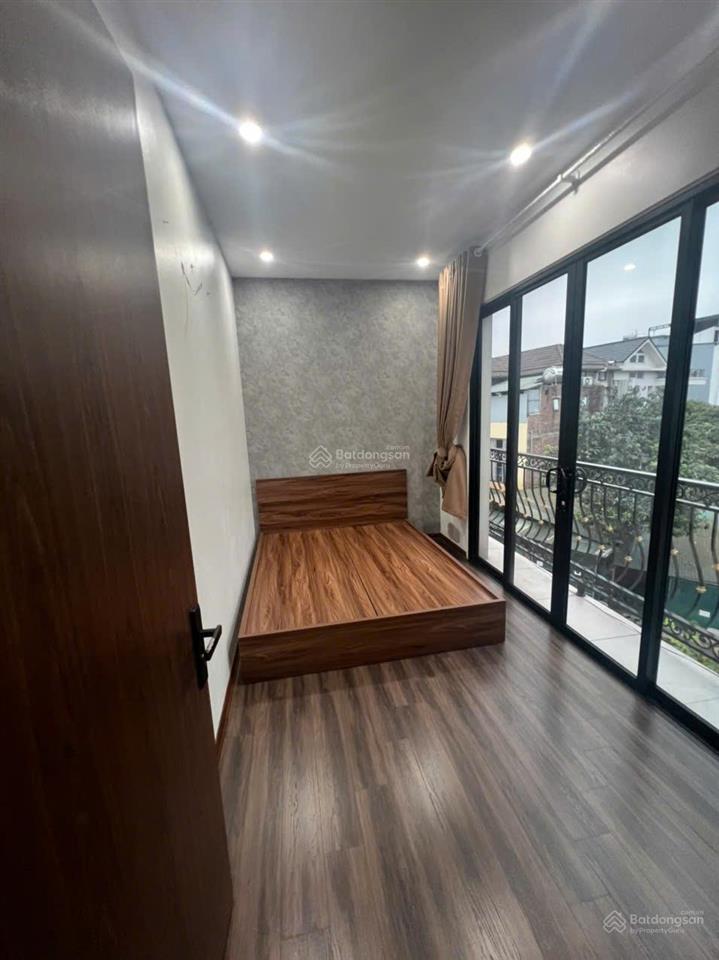 Cho thuê biệt thự thành phố giao lưu,(cạnh hồ an bình) dt 224m, xd 75m, 3 ,5 tầng. giá 40 triệu