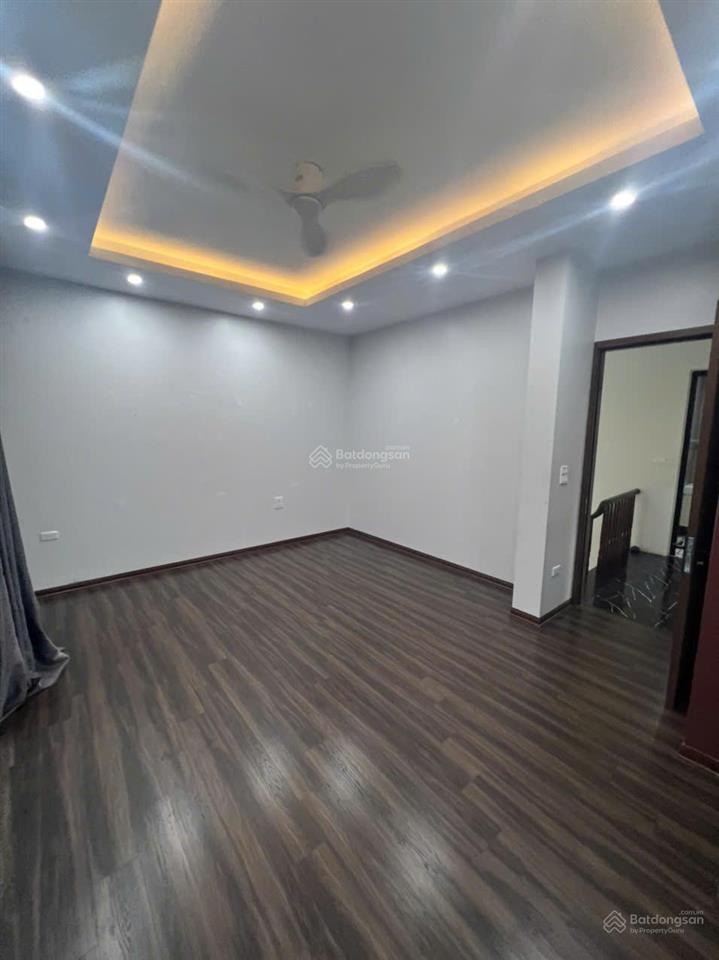 Cho thuê biệt thự thành phố giao lưu,(cạnh hồ an bình) dt 224m, xd 75m, 3 ,5 tầng. giá 40 triệu