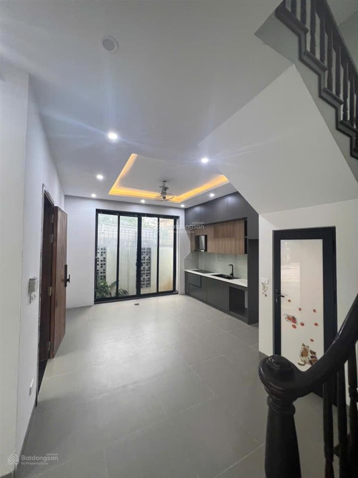 Cho thuê biệt thự thành phố giao lưu,(cạnh hồ an bình) dt 224m, xd 75m, 3 ,5 tầng. giá 40 triệu