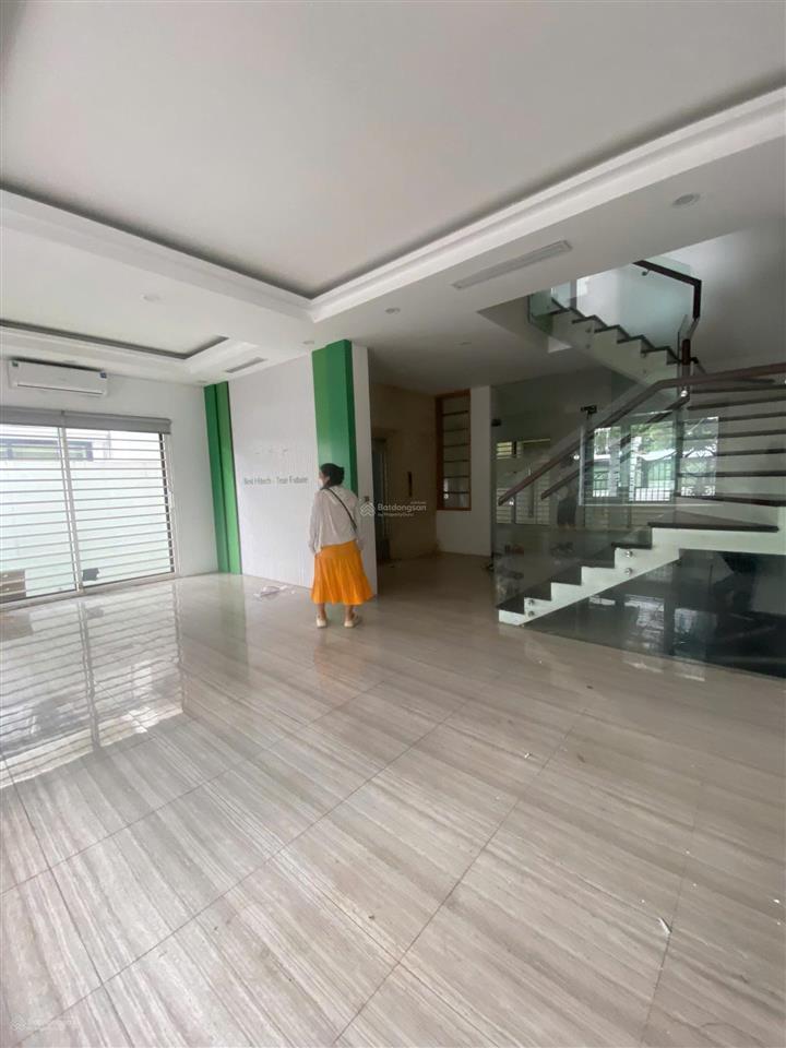 Cho thuê biệt thự kđt nam cường  bắc từ liêm. dt 200m2, xd 110m2, 4 tầng, 1 hầm, thang máy