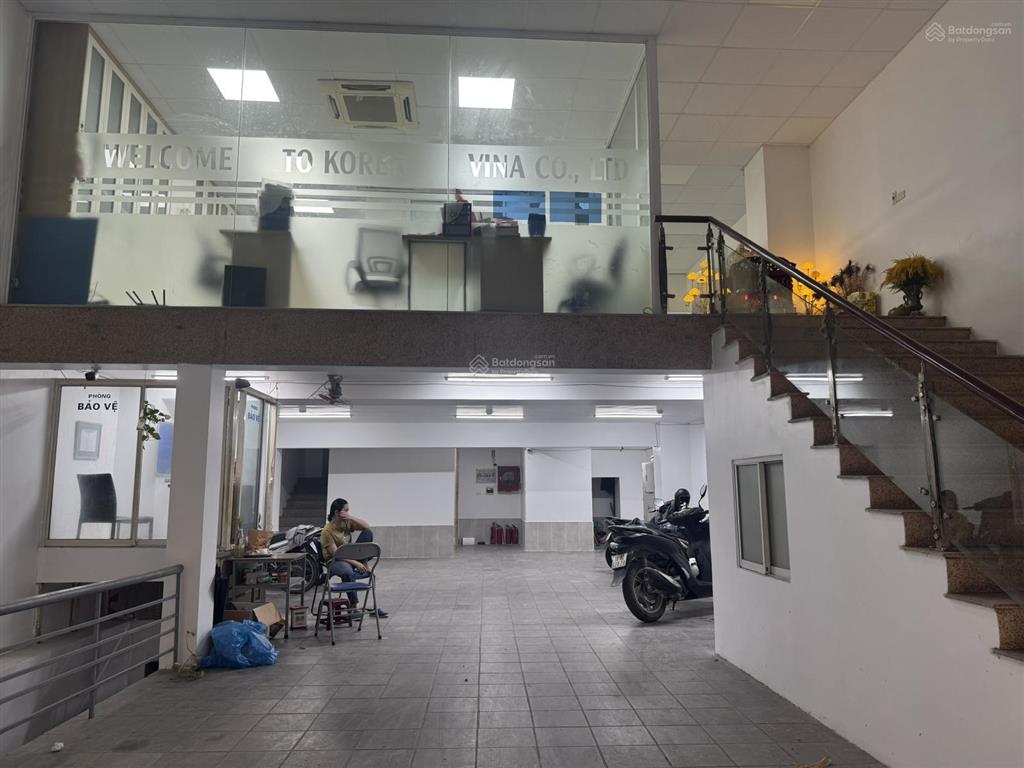 Cho thuê toà nhà trung kính, dt 135m3, 8 tầng, 1 hầm. mt 8m, thông sàn, thang máy. giá 120 triệu