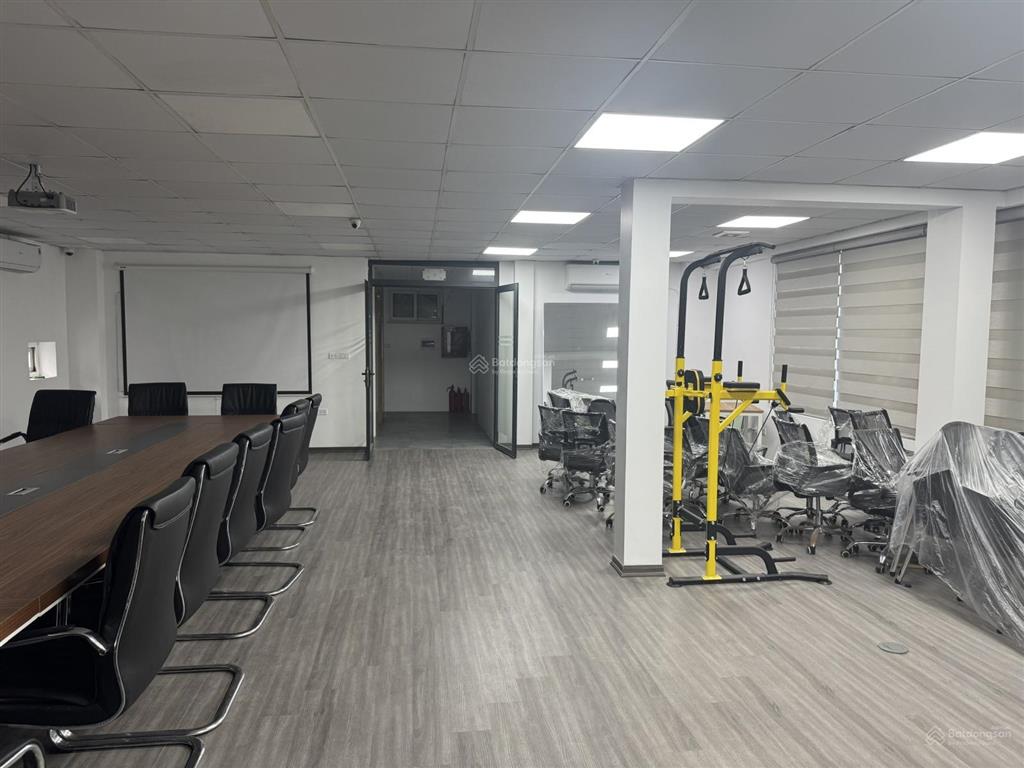 Cho thuê toà nhà trung kính, dt 135m3, 8 tầng, 1 hầm. mt 8m, thông sàn, thang máy. giá 120 triệu