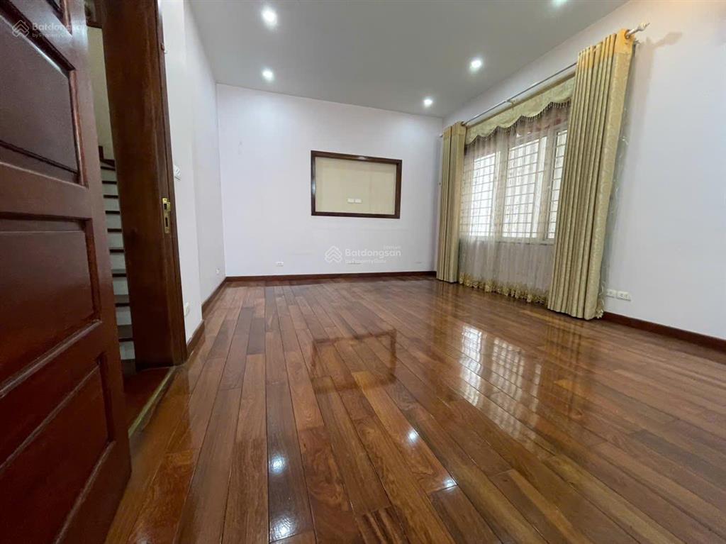 Cho thuê nhà dịch vọng, cầu giấy. dt 130m, 6 tầng, 1 hầm. mt 7m, có thang máy. giá 70 triệu