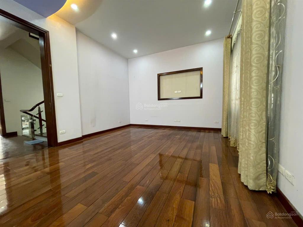Cho thuê nhà dịch vọng, cầu giấy. dt 130m, 6 tầng, 1 hầm. mt 7m, có thang máy. giá 70 triệu