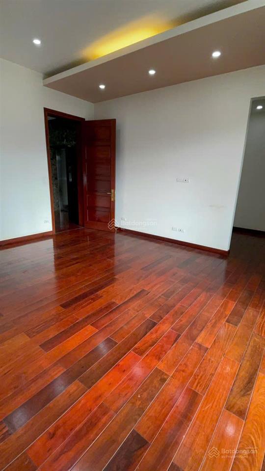 Cho thuê nhà dịch vọng, cầu giấy. dt 130m, 6 tầng, 1 hầm. mt 7m, có thang máy. giá 70 triệu