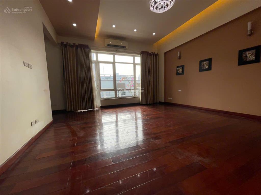 Cho thuê nhà dịch vọng, cầu giấy. dt 130m, 6 tầng, 1 hầm. mt 7m, có thang máy. giá 70 triệu