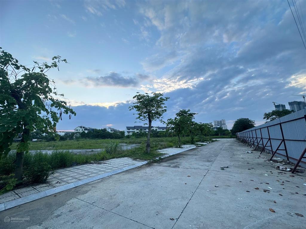 Cho thuê đất đường 446, phú cát, dt 5.500m2. (cách ngã tư vai réo 500m)có sổ đỏ. giá 10 nghìn/m2/th