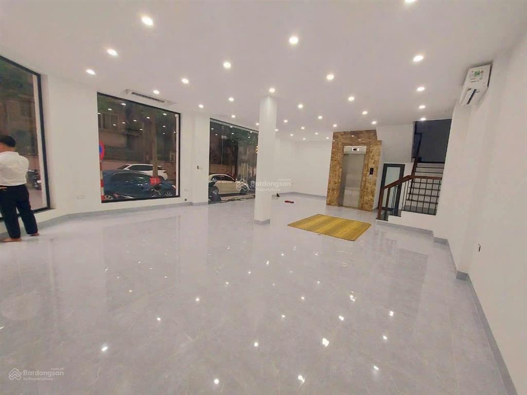 Cho thuê nhà liền kề 90 nguyễn tuân. dt 75m², 3 tầng, có điều hòa, thang máy. giá 35 triệu/tháng