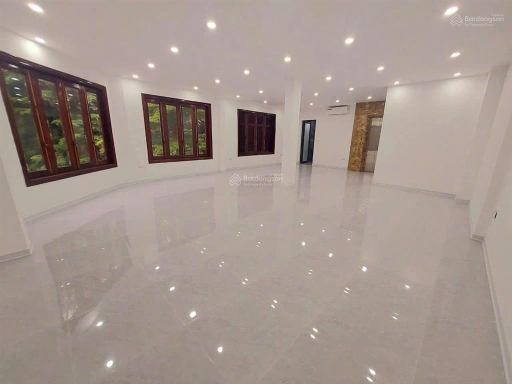 Cho thuê nhà liền kề 90 nguyễn tuân. dt 75m², 3 tầng, có điều hòa, thang máy. giá 35 triệu/tháng