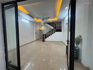 Cho thuê nhà liền kề vov mễ trì. dt 95m2, 5 tầng, mt 5m, xe tải đỗ cửa. giá 32 triệu/tháng